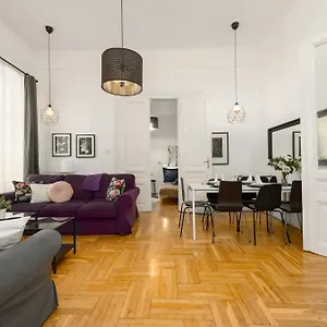 Black & White Apartment At Nyugati Station - 3 Separate Br Apartmán